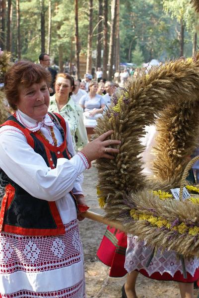 dsc00423.jpg - Korowód dożynkowy przeszedł ulicami Kadzidła z Kościoła do Zagrody Kurpiowskiej